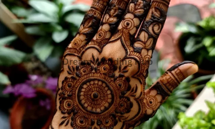 Lekshmi Aravind mehndi artist kochi LA HENNA KOCHI